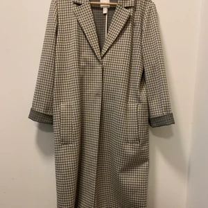 Rutig kappa - Säljer denna fina rutiga kappan från H&M. Superbekväm och passar många olika tillfällen. Relativt tjock i materialet. 
