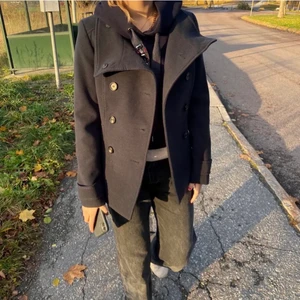 Kort kappa - Säljer denna fina korta kappa😄 Den är ifrån hm strl 34. Passar till allt så najs!!. Frakt tillkommer 💓💓