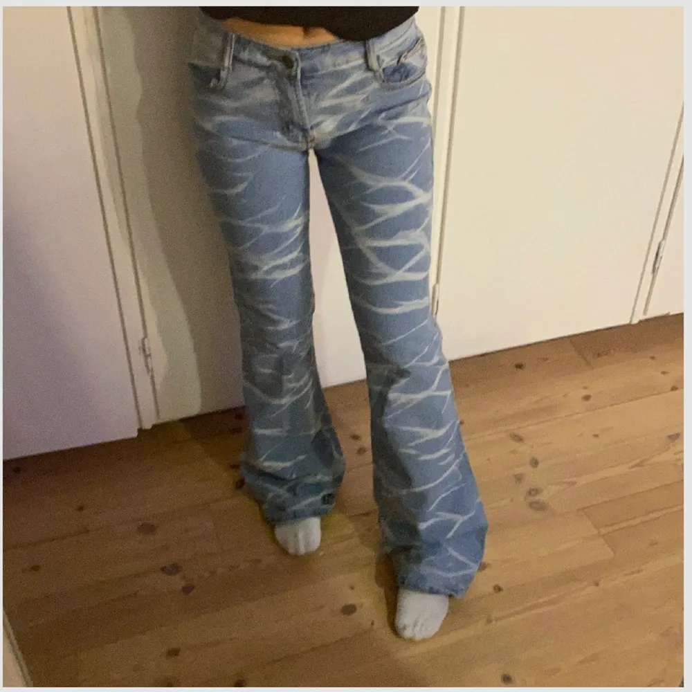 Unika lowrise jeans som är lite vidare nertill. Midjemått: 77cm, innerbensmått: 80cm. Jag är ca 160 & de är lite för långa på mig. Jag har ex 24 i monki jeans, 34 i stranivarius jeans. Köptes såhär, alltså inte jag som använt belkning eller något sånt<<3 bild 2 är lånad. Jeans & Byxor.