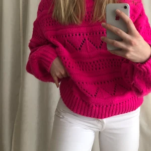 Stickad tröja - Säljer denna snygga skrikrosa stickade tröjan från bershka. Säljes pga att jag inte får användning för den. Finns inte kvar i butik. Orginalpris - 359kr