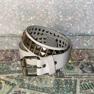 Bälte med nitar - Vitt bälte med nitar som jag tyvärr aldrig använder💞 köparen står för frakten☺️ *sänker ej priset*