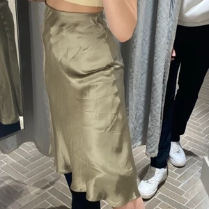 LÅNGKJOL GULD/GRÖN - Lång kjol från H&M i en guld/grön färg🤍 knappt använd! Passar XS och S🥰 GRATIS FRAKT