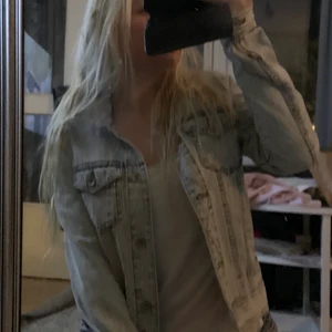 ☀️FIN JEANS JACKA☀️ - Jätte fin jeans jacka, super på sommaren! Har använt ett få tal gånger 👏🏻 jätte bra sick ☀️