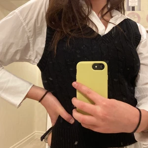 Väst - Svart oanvänd väst från monki🖤 säljer då den nog inte kommer komma till användning. Väldigt snygg med en pösig skjorta under eller en vit t-shirt 😋