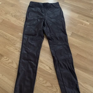 Byxa/Tights i skinnimitation - Byxa/tights i skinnimitation stl 40 men lite små i stl. Vinröd/bruna. Helt nya oanvända med lappen kvar. Kan skickas mot porto 