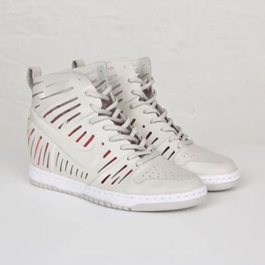 🕸Nike skor🕸 - Säljer dessa nikeskori skinn, bilden år lånad skriv för mer bilder! Dem är i okej skick, pruta om du vill