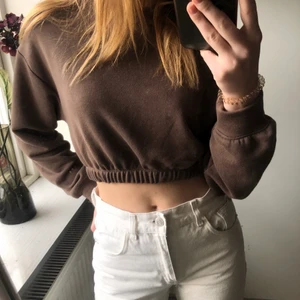 Brun sweatshirt  - Säljer den här croppade sweatshirten då den inte kommer till användning, i princip nyskick💫 frakten är ej inräknad i priset
