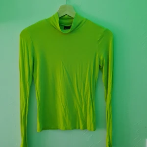 Limegrön polotröja/turtleneck  - Obs! Färgen är mer limegrön i verkligheten. Storleken är "S" fast tröjan är väldigt stretchig så den passar nog även "M" samt "XS". 