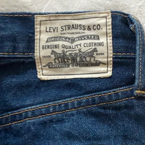 Levis wellthread ribcage straight  - Andvända ca 3 gånger, som nya, nypris 1299kr. Säljer de för att dem är för små.