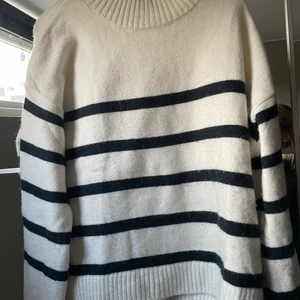 Stickad randig tröja - Säljer min stickade randiga tröja. Köpt för ca 300kr på hm (minns inte exakt vad den kosta). Använd ett fåtal gånger, Är i bra skick!💗