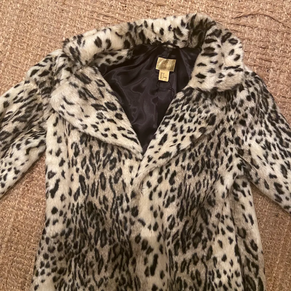  Pälskappa i leopardmönster från HM exclusive😃💕🐆 pris kan diskuteras!. Jackor.