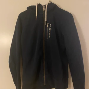 Sail Racing kofta storlek L  - Sjukt snygg ”old school” sail racing kofta! Köpt för några år sedan. Marinblå storlek L. Nypris 1200 kr 