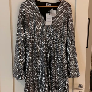 Fest klänning  - Oanvänd från Nakd. Stl M 