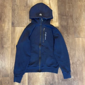 Sail racing - säljer denna fina sail racing zip hoodie pågrund av att den var lite för stor för mig❣️ köpte den här på plick så bilderna är från förra säljaren, köparen står för frakten !!