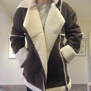 Shearlingjacka/pilotjacka - Mörkbrun och vit, använd två gånger. Fint skick! Mjuk och varm och inte så tung.