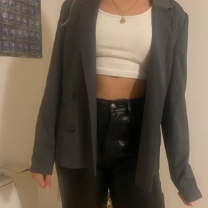 Kavaj st small - Jätte fin grå kavaj ifån monki! Endast använd fåtal gånger! 100 kr eller högsta bud!