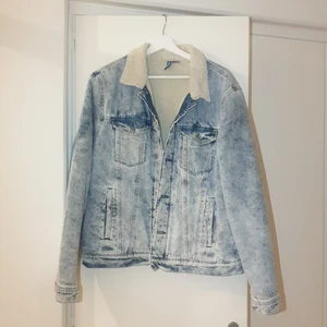Jeansjacka  - Fin vinter/höst jeansjacka med mysigt material inuti. Fint skick 