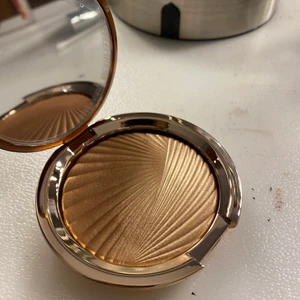 Estee lauder goddess highlighter  - Helt oanvänd! I färgen solar crush, första bilden är utan blixt andra med. Originalpris 475kr
