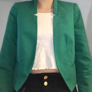 ginatricot grön kavaj strl 36 - skit sött kavaj från gina i strl 36, säljer pga att den aldrig kommer till användning