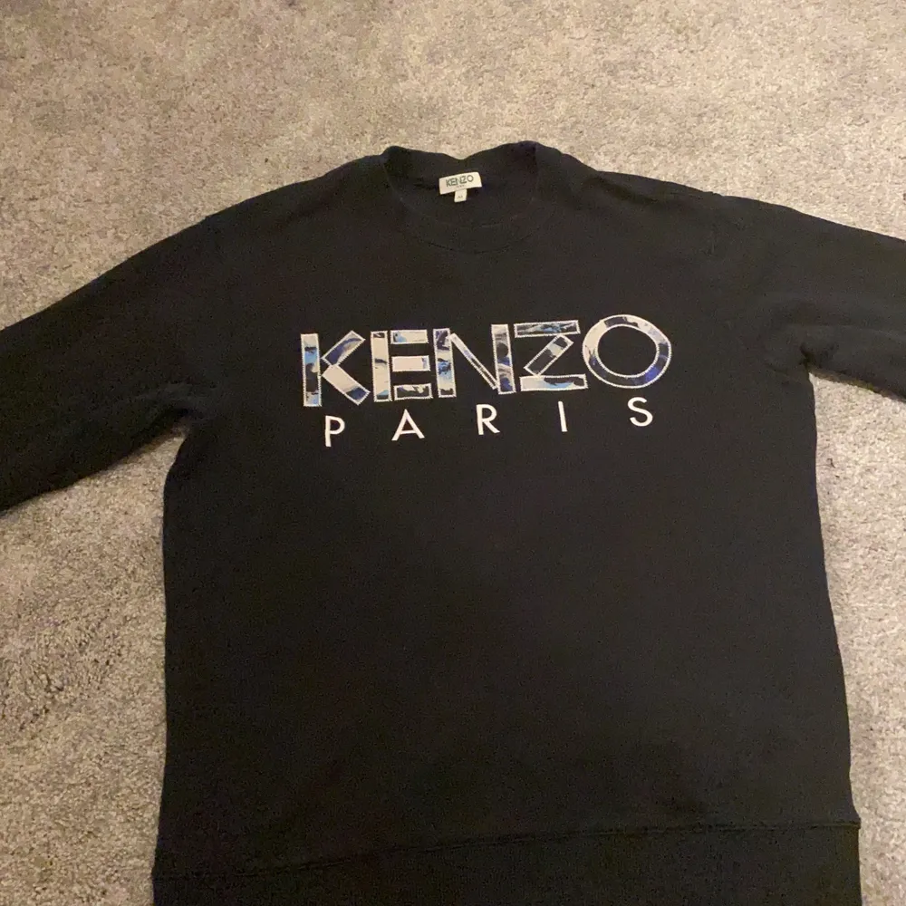 Helt svart kenzo tröja ,den här kenzo tröjan säljer jag pågrund av Inge användning, använd typ 2 gånger. Det finns inga märken eller fläckar. Nypris: 1999 kr / ni står för fraktern.. Hoodies.