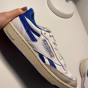 Reebook vintage skor  - Säljer mina sparsamt använda reebook skor (Club C Revenge Vintagre)💙Storlek 37,5 men passar mig som egentligen har 38! Köptes för 1099kr men säljs för 599kr men pris kan diskuteras. Frakt står köparen för:) 