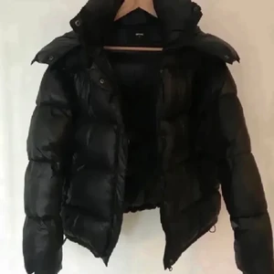 Puffer jacket - Funderar på att sälja denna sjukt snygga och eftertraktade jackan från bikbok, otroligt skön o passar perfekt nu till vintern!❤️‍🔥❤️‍🔥
