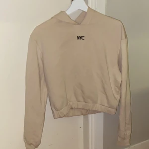 Hoodie - En jätte fin beage hoodie ifrån HM, har använt den 5 gånger typ💗