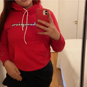 En fin röd champion hoodie  - En fin röd champion hoodie som tyvär inte kommer till användning men är bättre bra skick har nästan aldrig använt den ❤️
