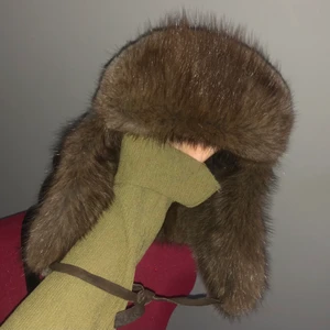 Pälsmössa  - Superfin pälsmössa med mocka, äkta päls ❤️ köpt vintage så vet tyvärr inte märke men den är knappt använd! Säljer pga för liten för mig då jag har ganska stort huvud…