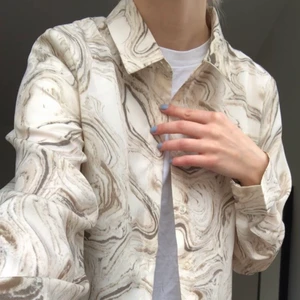 Skjorta med jättefint mönster - Beige skjorta med jättefint mönster. Använd en gång en snabbis så den är i nyskick. Strl 38 men skulle säga att den passar 34-36 också beroende på hur tight man vill att den ska sitta. 