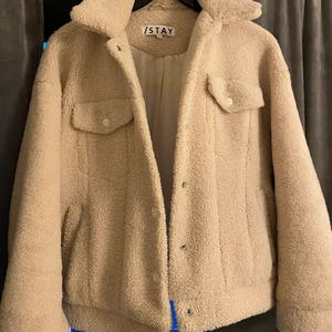Teddyjacka - En fin beige teddyjacka i fint skick som inte kommer till användning. Perfekt till hösten och vintern!