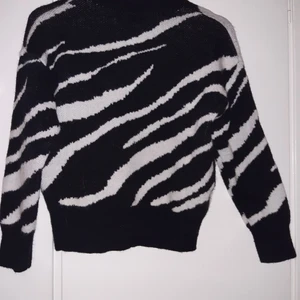 Stickad tröja  - Svarta och vit stickad tröja i storlek S. Helt oanvänd pågrund av att den var liten i storleken. Skulle tippa att det är en XS. Går att diskutera priset:)