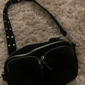 Väska  - Köpt på gina , i mycket bra skick, får plats med väldigt mycket i den, tror det är mellan modellen❤️