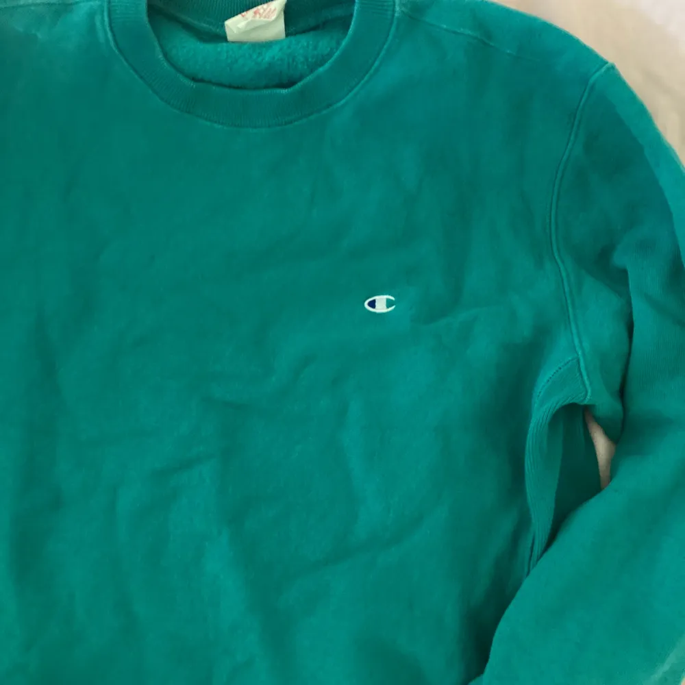 Jätteskön sweatshirt från Champion i snygg petrol/blågrön färg! Storlek Large men skulle säga att den sitter som en S:). Hoodies.