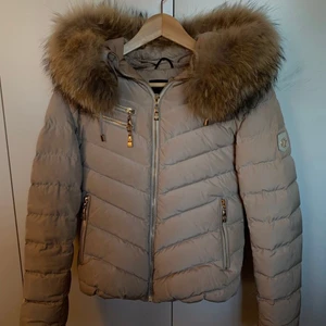 Beige Hollies jacka strl 40 - Säljer nu min snygga Hollies jacka då jag inte använder den. Har endast använt den 3-4 gånger. Den är i princip i nyskick och är i storleken 40, så skulle säga att den passar en S-M. Nypris var ca 3 399kr.