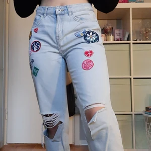 Scout inspirerade jeans - Säljer ett par hm jeans med påsydda märken förmodligen inspirerade av scouterna. I princip helt oanvända. Storlek 36. Frakt betalas av köparen.