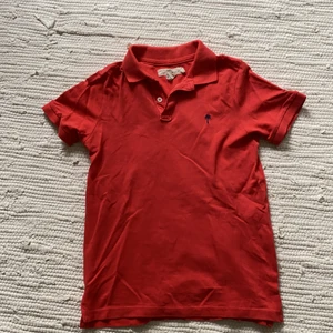 Pkie  - Säljer denna coralfärgade piké som perfekt att ha på stranden eller när man spelar tennis eller bara till vardags. Den är i stl 146-152 och kommer från Kaphal! GRATIS FRAKT 