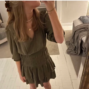 Maje klänning - Intressekoll på min super fina gröna maje klänning som är inprincip helt ny, som är slutsåld i denna färg i alla butiker!❤️ (original pris är ca 2 700 i butik)