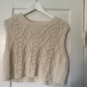 Väst från zara 🌟 - Stickad väst från zara, aldrig använd då de ej är min stil❤️‍🔥