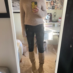 Camoflage byxor  - Mörkgröna camoflage byxor i strecight material från zara som är lågmidjade med dragkedja fickor på sidorna 