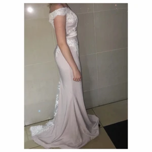 Balklänning med spets Strl M -  Hej, säljer nu min fina balklänning! Klänningen är i storlek M den är endast använt en gång och i helt perfekt skick. Klänningen är köpt för 5000kr hos Beauty Queen och jag säljer den nu för 2600kr. Hör gärna av er för mer bilder osv🤍