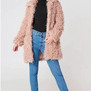 Rosa Faux Fur Coat  - Säljs då den inte används någon gång, köpte för 899 kr men säljer den för 300 kr