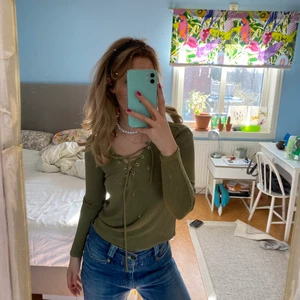 Grön tröja med snörning  - Grön tröja med snörning, bra skick. Storlek Xs 