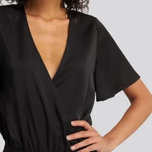 Siden Body Blus NAKD - Superfin body från NAKD! Passar mig som är S-M, endast prövad! 166kr med frakt💗