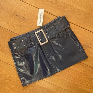 Urban Outfitters Kjol - Säljer en jättefin glansiga lågmidjade kjol som är i nyskick!!🤩✨💙 det passar lite löst men bra ändå på mig som har 24 W i midjan💕 nypris är 499kr och tänkte att sälja den för 200kr!! frakt tillkommer<333