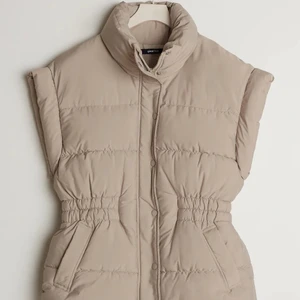 Fin väst i SUPER skick  - Näst intill helt använd väst ifrån Gina-tricot. Den har resor i midjan och verkligen superfin nu till våren🤩