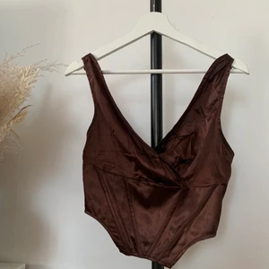 Brun partytopp - Korsettliknande topp i brunt siden. Mycket fin topp som passar XS eller S.