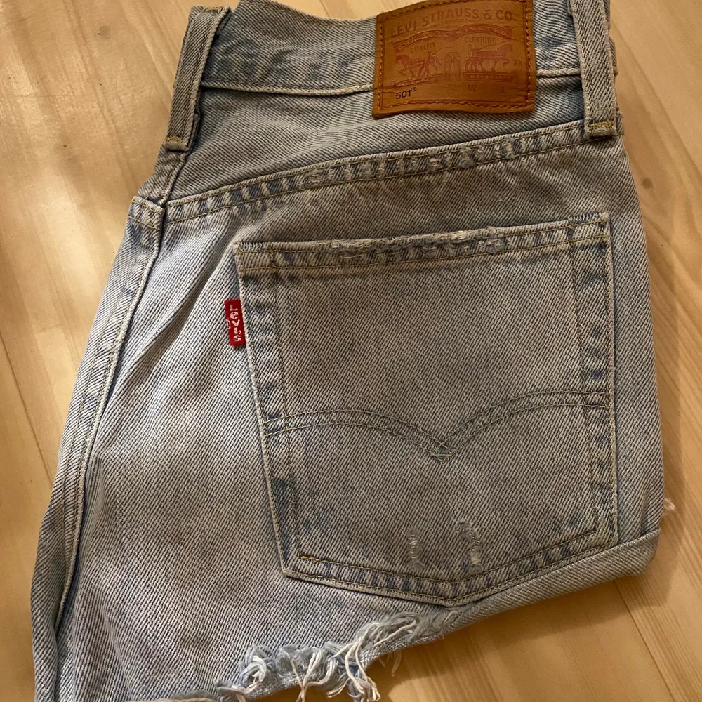 Levis 501, mellanblå. W26. Shorts.