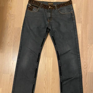 Louis Vuitton Jeans  - Hej! Säljer nu mina Louis Vuitton jeans då jag har växt ur dem. Kan ordna ett paket pris tillsammans med bältet på sista bilden. Rök & djurfritt hem.