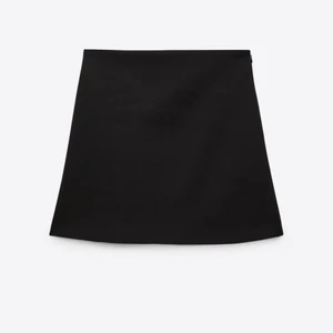 Kjol - Säljer denna fina kjol från zara! Fin passform och passar bra till vad som helst🦋  köpte den igår så den är helt ny.  Köpt för 359kr. Bara att ställa frågor om ni undrar något!!
